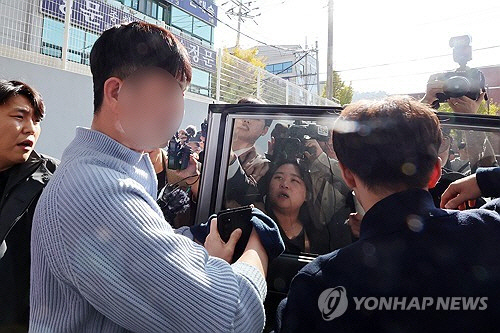 13일 광주지방법원에서 '음주 헌터' 유튜버 A씨가 구속 전 피의자 심문(영장실질심사)을 받은 뒤 경찰 호송차에 올라타고 있다. A씨는 차량 여러 대를 동원해 구독자와 함께 음주운전 의심 차량을 멈춰 세운 혐의(도로교통법상 공동위험 행위)로 입건돼 영장실질심사를 받았다.   [연합뉴스]